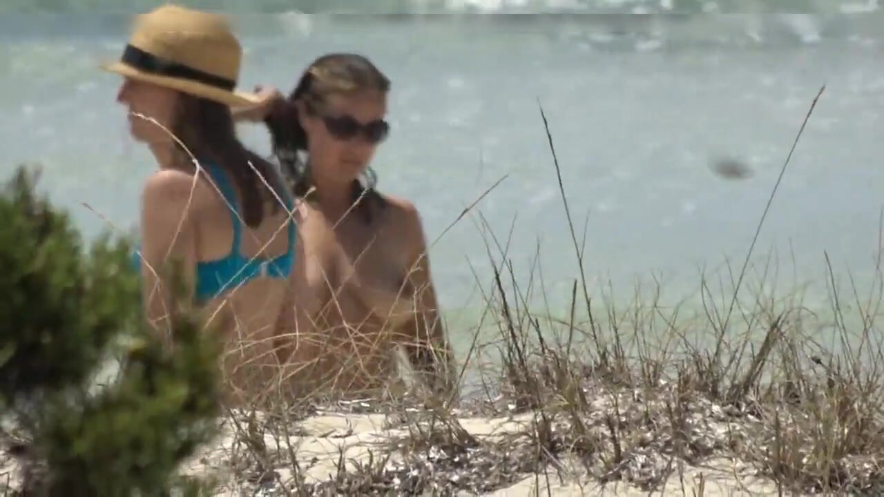 FKK-Frauen an einem spanischen Strand werden mit einer Voyeur-Kamera ausspioniert bilde