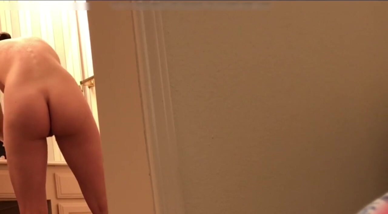 Versteckte Kamera im Badezimmer filmt heimlich nackte Schwester Foto
